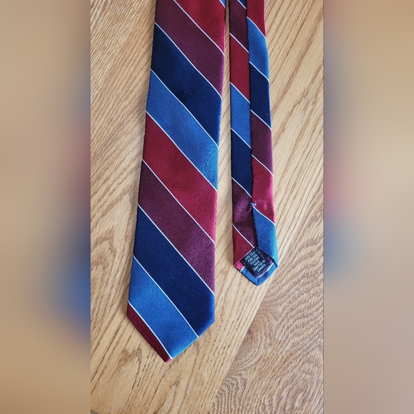 DION tie. Italian silk. Handmade in Canada. Excellent condition. - Picture 2 of 6